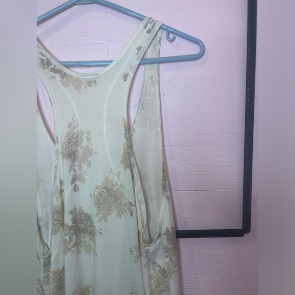 🌸 EARLY00S | Wilfred{Aritzia} | Racer Back Tank w/ Pocket | Vintage Floral - Picture 5 of 7